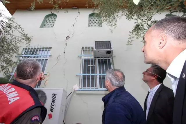 Saruhanlı'daki Depremde Bazı Evlerde Hasar Oluştu