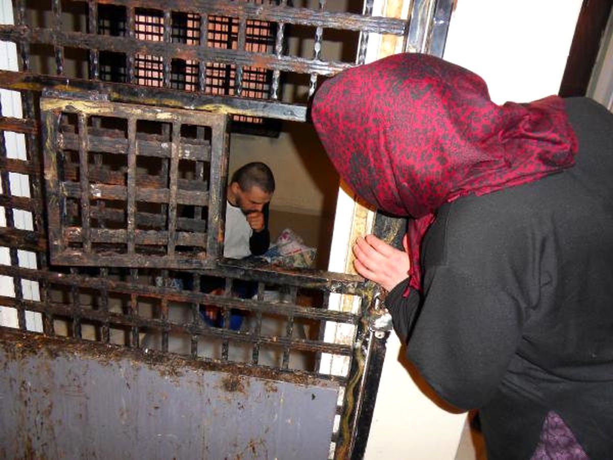 Bir Annenin Dramı! Akli Dengesi Bozuk Oğlu İçin Evini Cezaevine Çevirdi