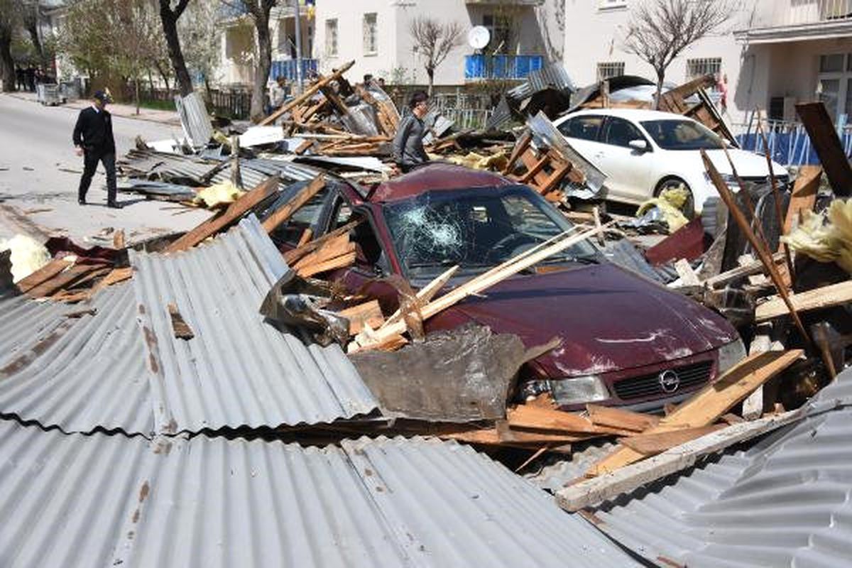 Kuvvetli Fırtına Birçok Kenti Savaş Alanına Çevirdi, Mersin ve Trabzon'da Can Aldı