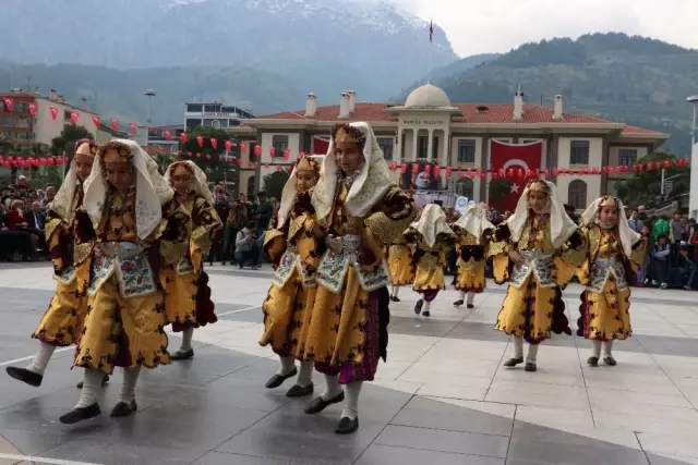 Manisa'da 23 Nisan Kutlamaları Manisa'da 23 Nisan Kutlamaları