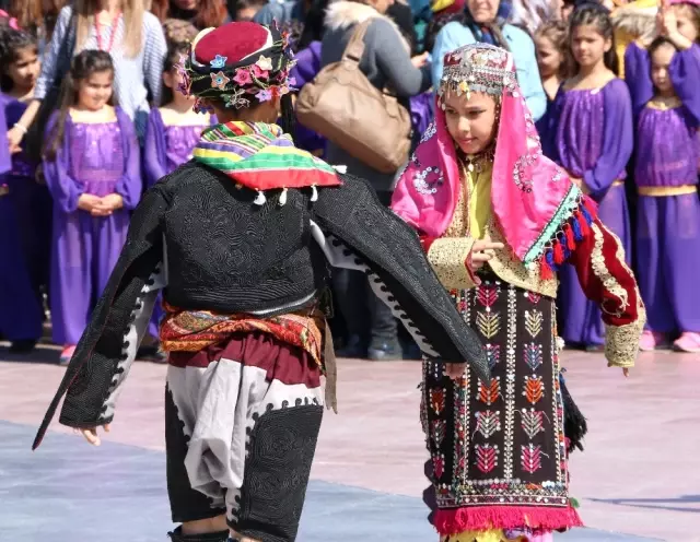 Manisa'da 23 Nisan Kutlamaları Manisa'da 23 Nisan Kutlamaları