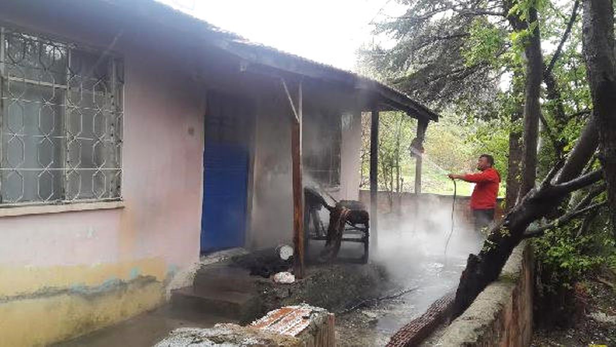 Soba Kovasından Çıkan Yangın Paniğe Neden Oldu