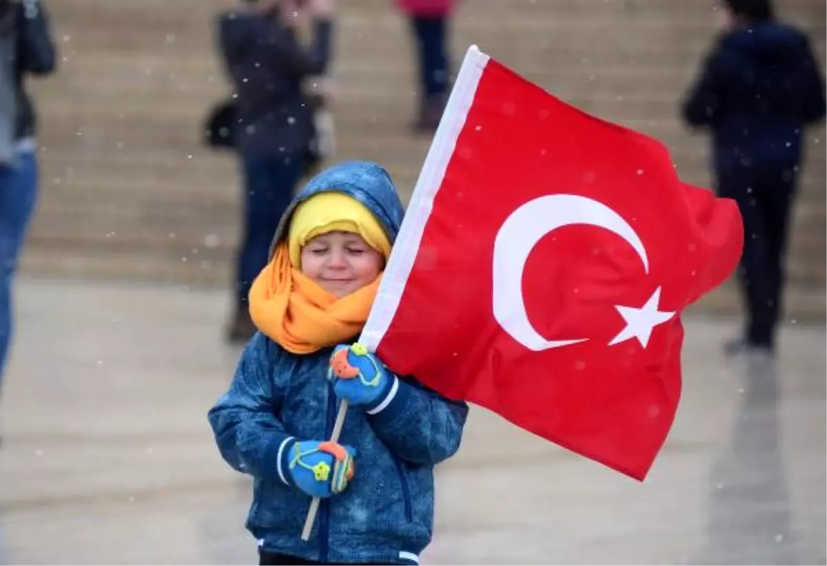 Soğuk ve Karlı Havaya Rağmen Anıtkabir'de 23 Nisan Coşkusu
