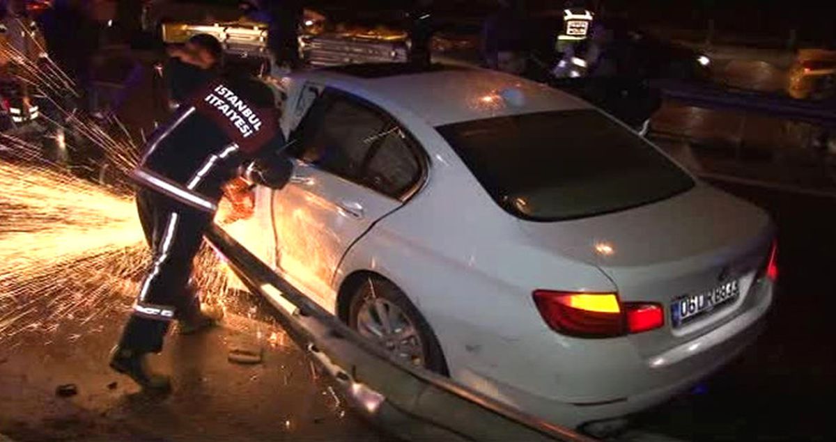 İstanbul'da Lüks Araç Bariyere Saplandı: 1 Yaralı