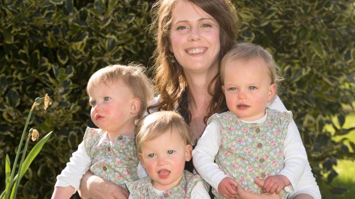 İngliz Kadın, Üçüzlerine Farklı Zamanlarda Hamile Kaldı