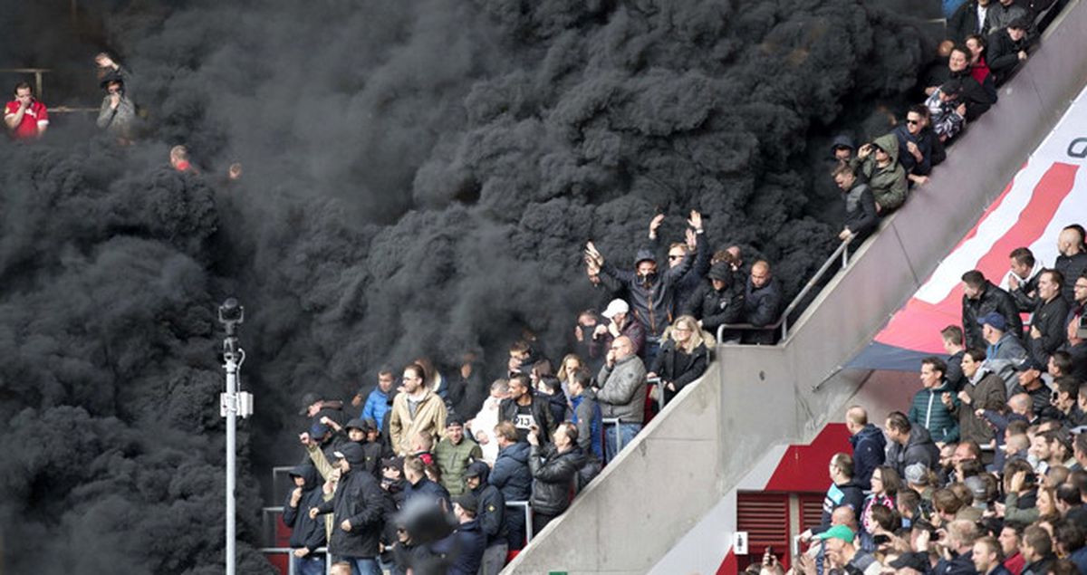 Hollanda'da PSV Taraftarları, Ajax Maçında Tribünü Yaktı