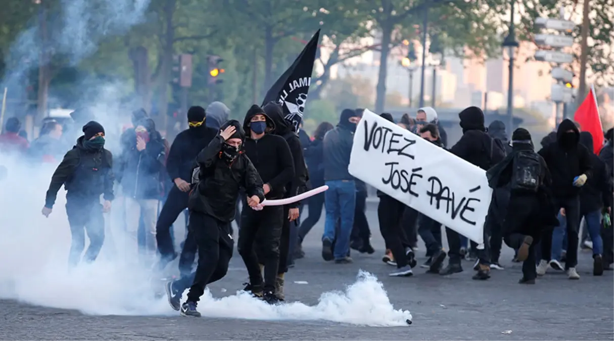 Paris'te Macron ve Le Pen Karşıtı Gençler Polisle Çatıştı