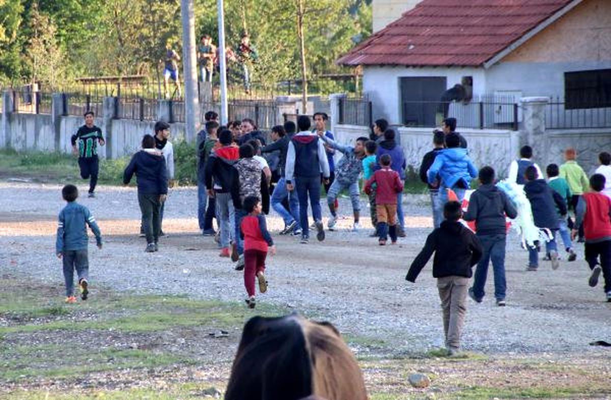 Çocuklar Uyuşturucu Kullanan 4 Kişiyi Dövüp, Polise Teslim Etti