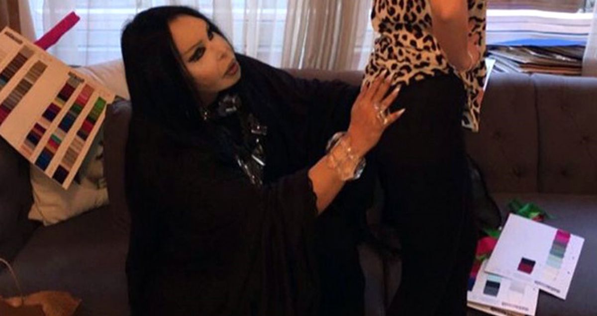 Bülent Ersoy Elleriyle Kontrol Ettiği Ünlü Modacı Saraçoğlu'na Tam Not Verdi