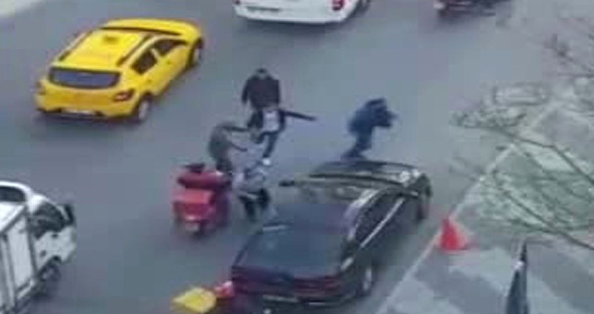 İstanbul'da Değnekçi Terörü Kamerada! Sürücüyü Tekme Tokat Dövdüler