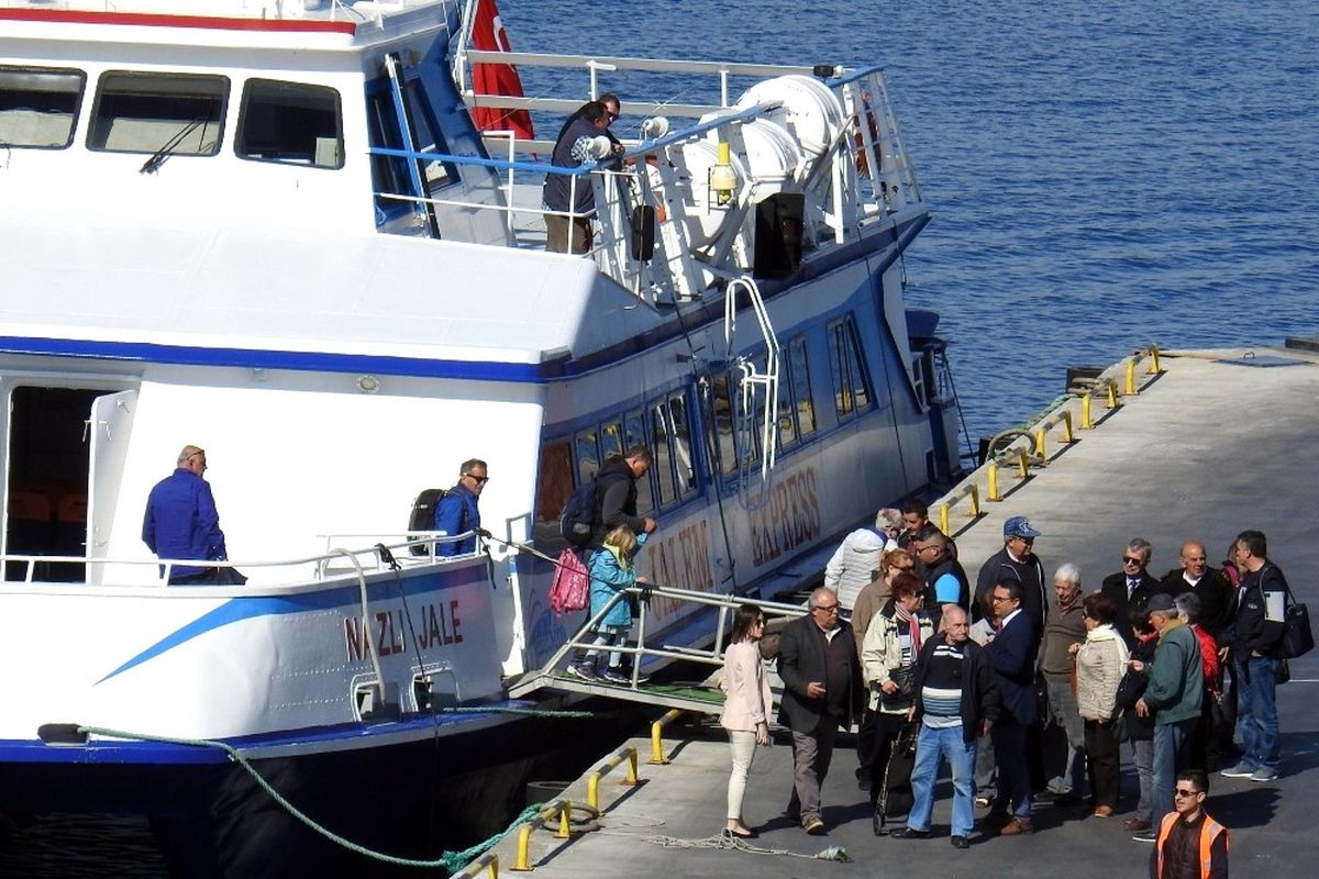 Dikili-Midilli Arasında Karşılıklı Feribot Seferleri Başladı