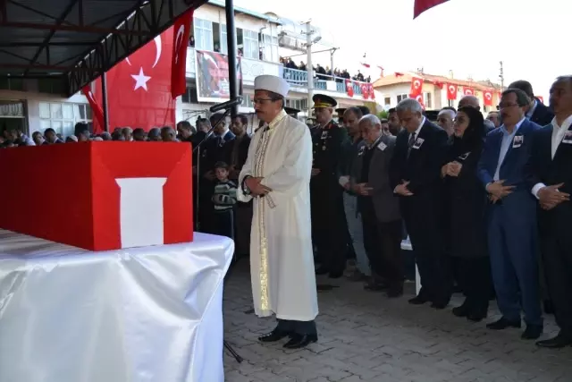 Manisalı Şehidi Binler Uğurladı Manisalı Şehidi Binler Uğurladı