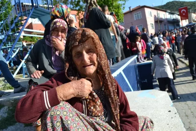 Manisalı Şehidi Binler Uğurladı Manisalı Şehidi Binler Uğurladı