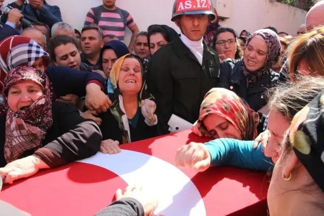 Manisalı Şehidi Binler Uğurladı Manisalı Şehidi Binler Uğurladı
