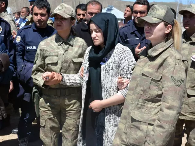 Patnos Şehidine Ağlıyor