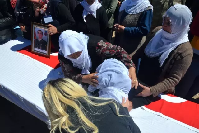 Patnos Şehidine Ağlıyor
