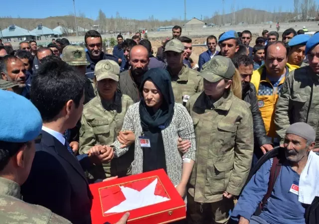 Patnos Şehidine Ağlıyor