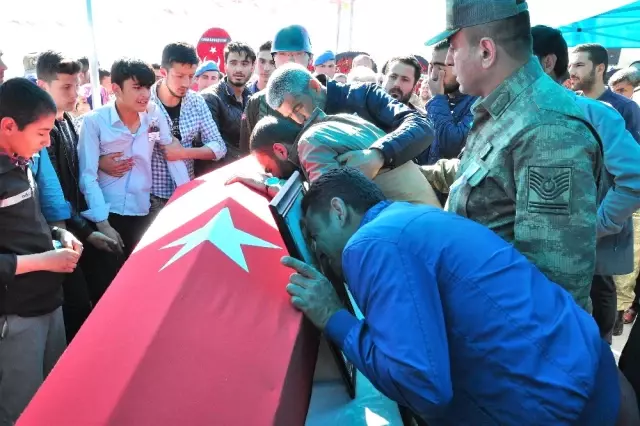 Şehit Annesi: 'Gül Oğlum; Güllere Boyandı, Şehit Oldu' Şehit Annesi: 'Gül Oğlum; Güllere Boyandı, Şehit Oldu'