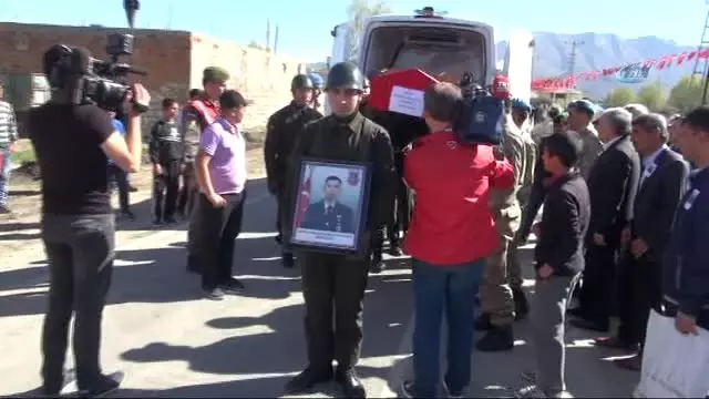 Şehit Annesi: 'Gül Oğlum; Güllere Boyandı, Şehit Oldu' Şehit Annesi: 'Gül Oğlum; Güllere Boyandı, Şehit Oldu'