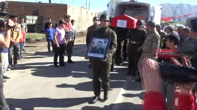 Şehit Annesi: 'Gül Oğlum; Güllere Boyandı, Şehit Oldu' Şehit Annesi: 'Gül Oğlum; Güllere Boyandı, Şehit Oldu'