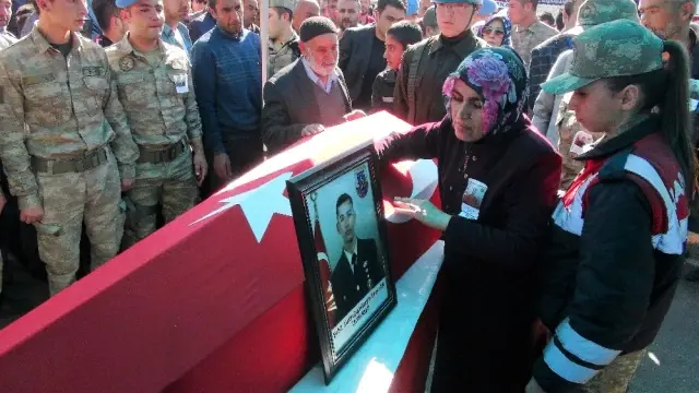 Şehit Annesi: 'Gül Oğlum; Güllere Boyandı, Şehit Oldu' Şehit Annesi: 'Gül Oğlum; Güllere Boyandı, Şehit Oldu'