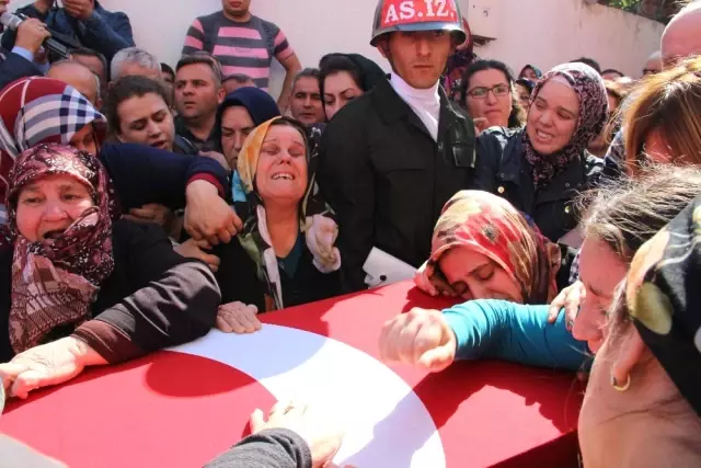 Şehit Jandarma Uzman Çavuş Pirnarcı, Son Yolculuğuna Uğurlandı (1) Şehit Jandarma Uzman Çavuş Pirnarcı, Son Yolculuğuna Uğurlandı (1)