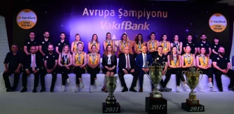 Vakıfbank Basının Karşısına Kupasıyla Çıktı