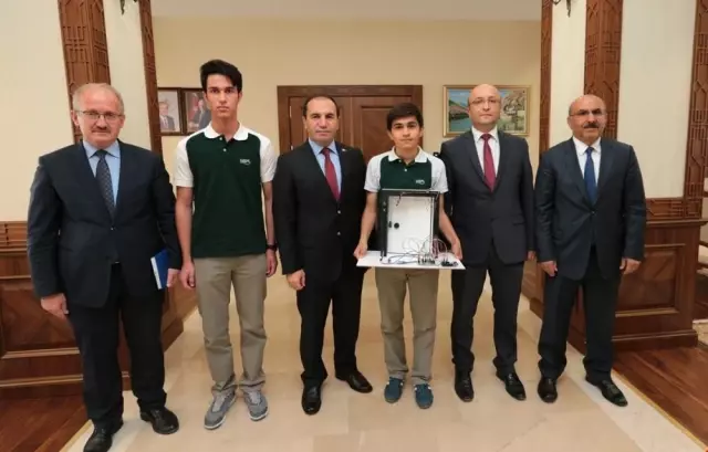 Vali Işık'tan Muhammed Can'a Kutlama Vali Işık'tan Muhammed Can'a Kutlama