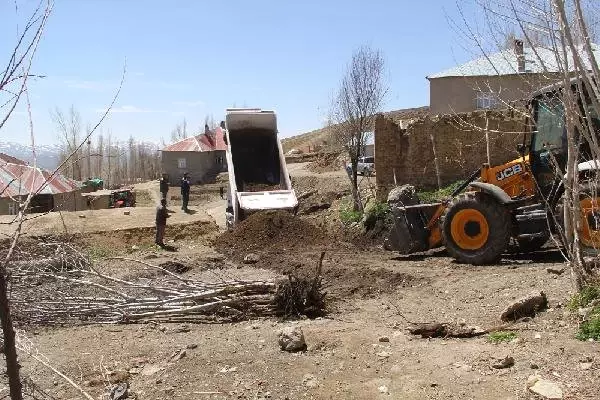 Başkale Belediyesi, 75 Yaşındaki Koah Hastası İçin Yeni Yol Yaptı