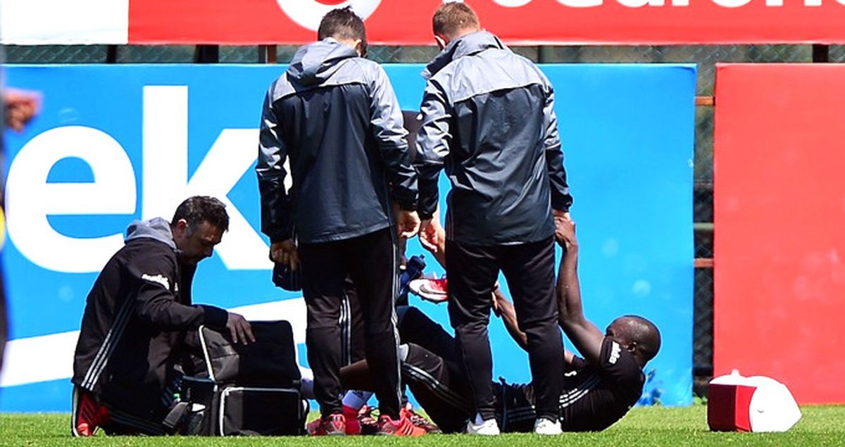 Beşiktaşlı Aboubakar, Takım Arkadaşına Çarparak Sakatlandı