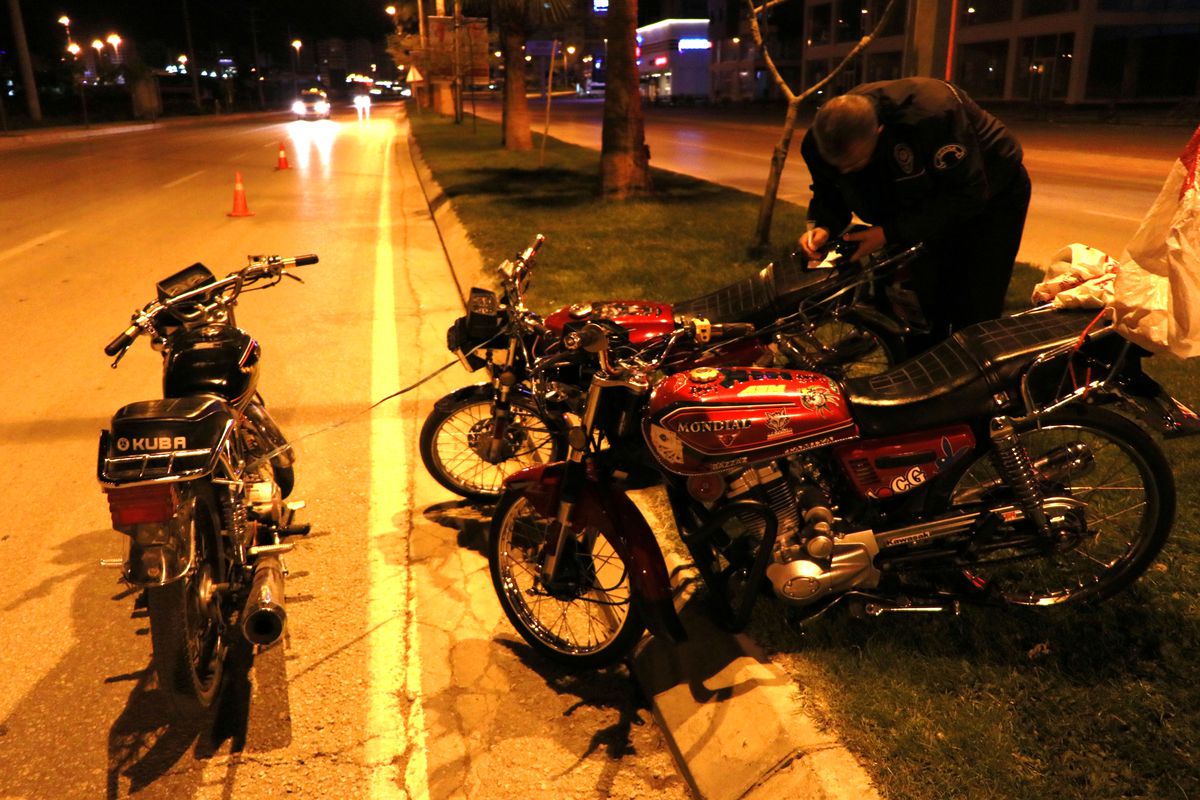 Birbirine Bağlı 3 Motosikletle İlerleyen Hırsızlar, Polisi Alarma Geçirdi