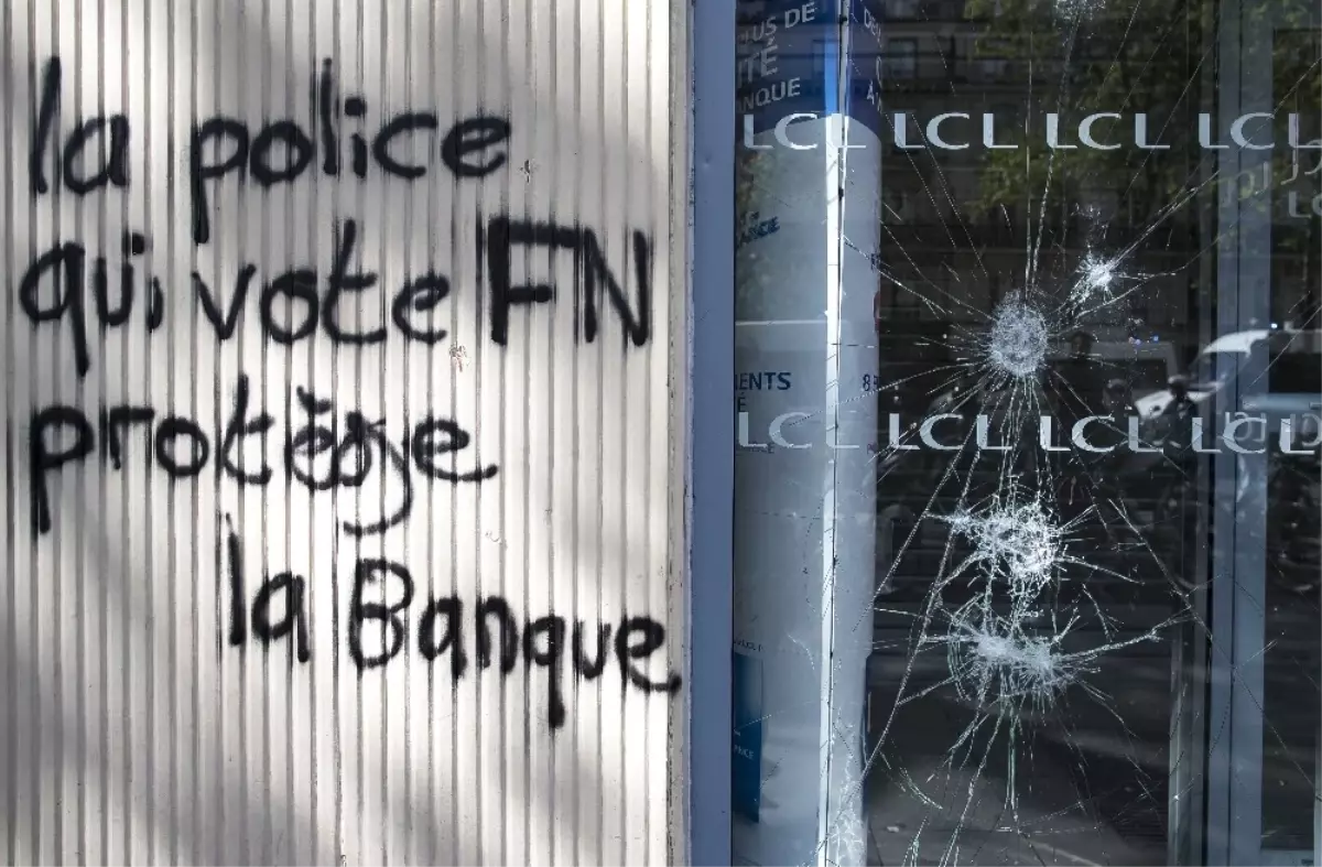 Ne Macron Ne Le Pen': Gençler Paris'de Protesto Ediyor