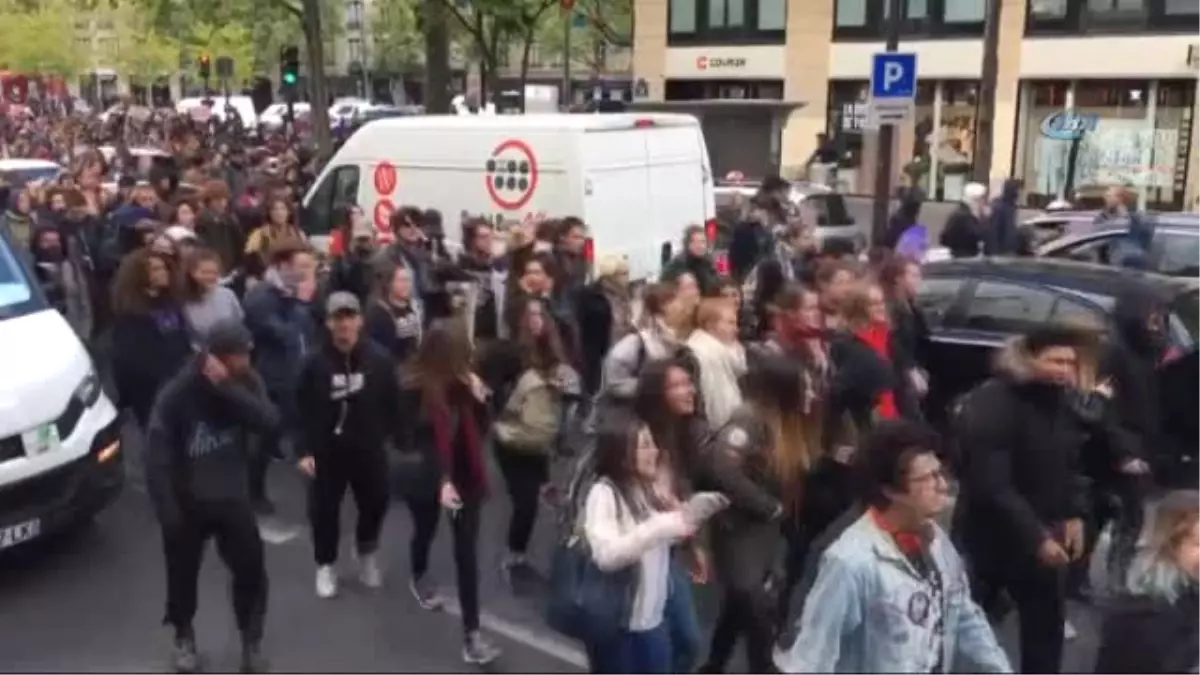 Gençler Paris'te Protesto Ediyor: 'Ne Macron Ne Le Pen'