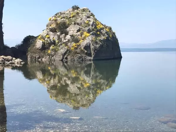 İznik Gölü'ne Yansıyan Kaya Görüntüsü Paylaşım Rekoru Kırıyor