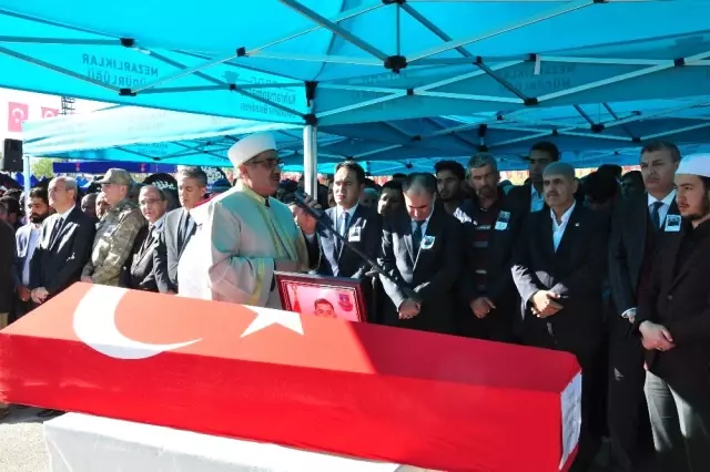 Şehit Annesi: 'Gül Oğlum; Güllere Boyandı, Şehit Oldu' Şehit Annesi: 'Gül Oğlum; Güllere Boyandı, Şehit Oldu'