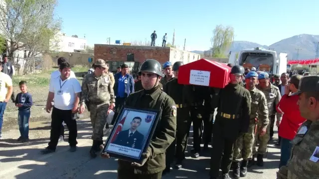 Şehit Annesi: 'Gül Oğlum; Güllere Boyandı, Şehit Oldu' Şehit Annesi: 'Gül Oğlum; Güllere Boyandı, Şehit Oldu'