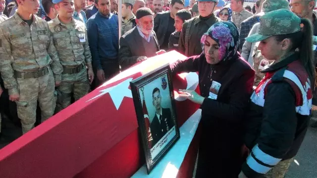 Şehit Annesi: 'Gül Oğlum; Güllere Boyandı, Şehit Oldu' Şehit Annesi: 'Gül Oğlum; Güllere Boyandı, Şehit Oldu'