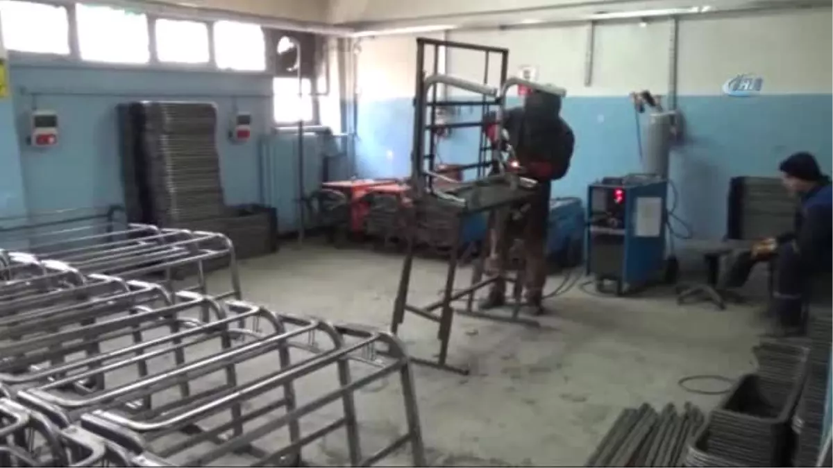 Yozgat'ta Öğrenciler Eğitim Gördükleri Sıraları Kendileri Üretiyor