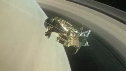 Cassini Uzay Aracı Satürn ve Halkaları Arasından İlk Geçişini Yaptı Cassini Uzay Aracı Satürn ve Halkaları Arasından İlk Geçişini Yaptı