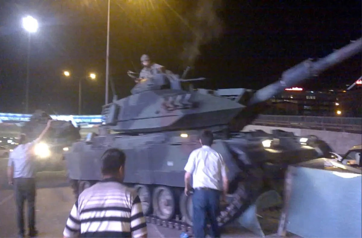 Genelkurmay Karargahına Gitmek Için Kışladan 16 Tank Çıkarmışlar