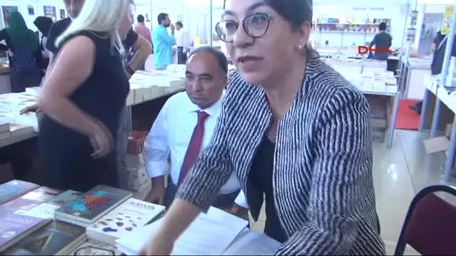 Manisa Ergün Poyraz 'Diplomasız'ı Manisa'da Imzaladı Manisa Ergün Poyraz 'Diplomasız'ı Manisa'da Imzaladı