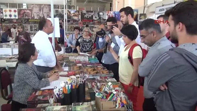 Manisa Ergün Poyraz 'Diplomasız'ı Manisa'da Imzaladı Manisa Ergün Poyraz 'Diplomasız'ı Manisa'da Imzaladı