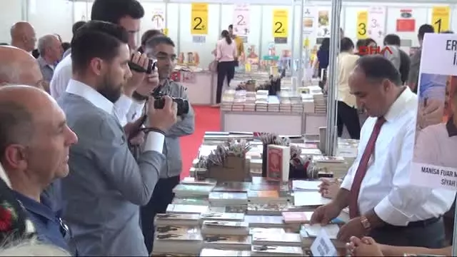 Manisa Ergün Poyraz 'Diplomasız'ı Manisa'da Imzaladı Manisa Ergün Poyraz 'Diplomasız'ı Manisa'da Imzaladı