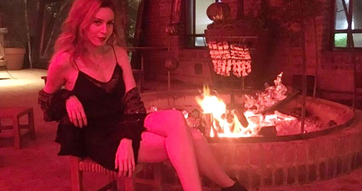 Sinem Kobal'ın Gecelikli Pozu Sosyal Medyada Olay Oldu
