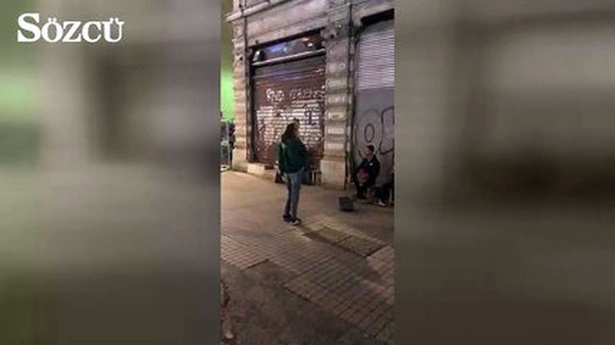 Taksim'de Çılgınca Dans Eden Genç Kız