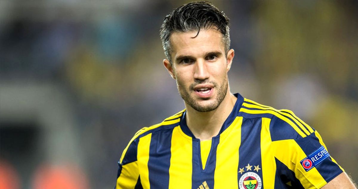 Van Persie, Burnunu Kırdığı Mahmut Tekdemir'den Çiçek Alarak Özür Diledi