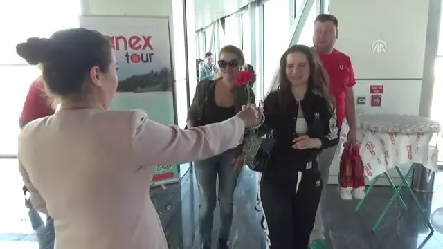 Rus Turistler Karanfillerle Karşılandı Rus Turistler Karanfillerle Karşılandı