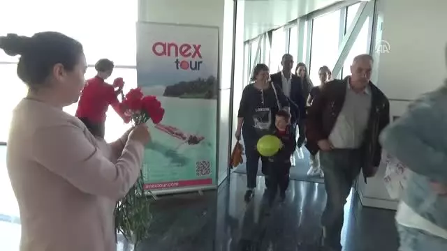 Rus Turistler Karanfillerle Karşılandı Rus Turistler Karanfillerle Karşılandı