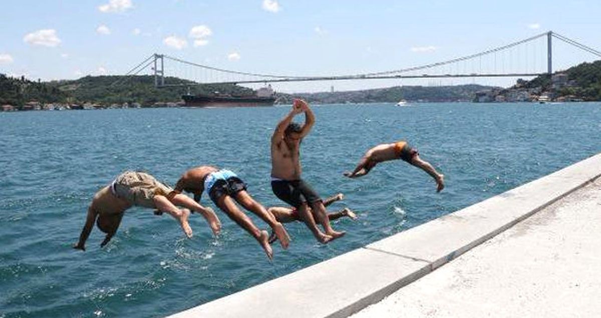 Sıcaktan Bunalan Gençler Boğaz'a Atladı