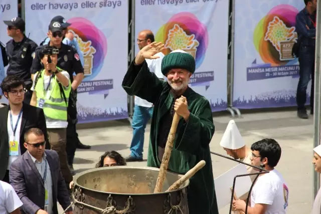 43 Noktadan 6 Ton Mesir Macunu Dağıtıldı 43 Noktadan 6 Ton Mesir Macunu Dağıtıldı
